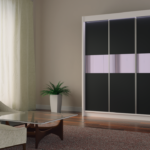 5. szafa korpus biały, fronty czarne, szkło lakobel liliowy – w pomieszczeniu